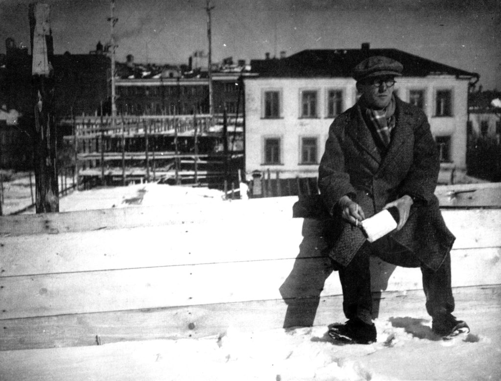 Le Corbusier sitting in front of the construction site for the tsentrosoiuz building in moscow_march 1931